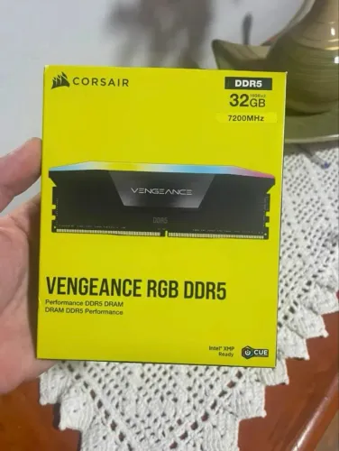 MEMÓRIA RAM CORSAIR VENGEANCE RGB 32GB DDR5 7200MHz ? LACRADA