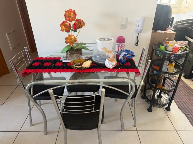 Mesa de vidro com 4 cadeiras