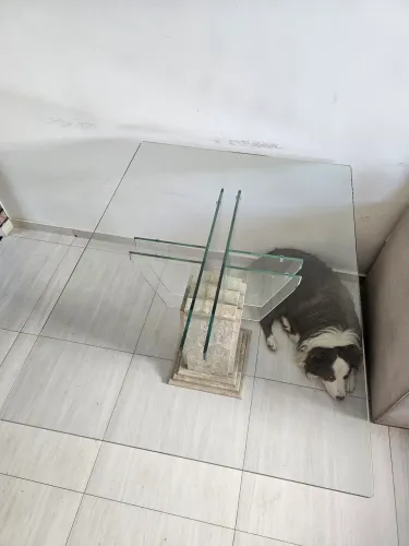 Mesa de vidro temperado com base em mármore