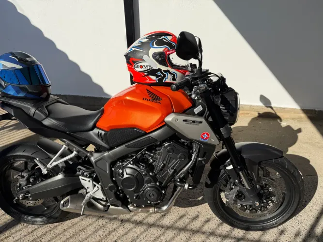 Vendo cb650r em estado de zero km , moto de fino trato