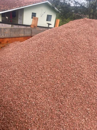 Pedrisco vermelho para jardim ensacado 40 kilos