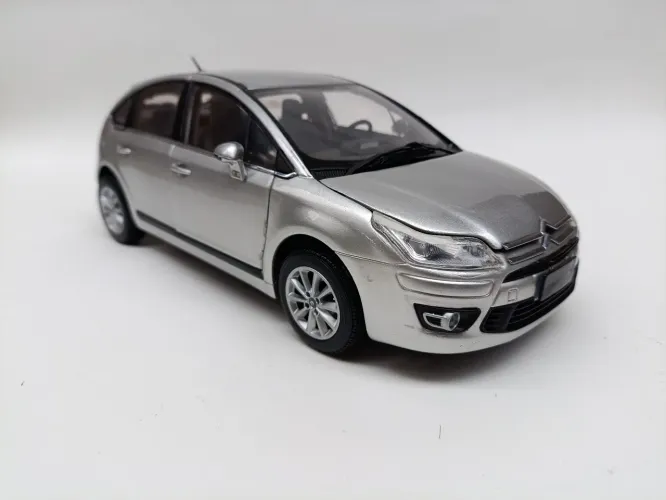 Miniatura Citroen C4 hacht 2012 1:18