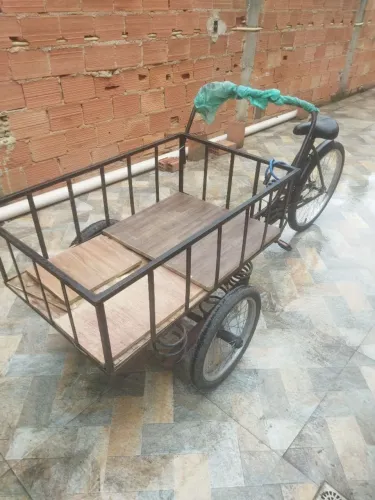 Triciclo usado em boas condições e pronto para rodar. Ideal para trabalho e entregas