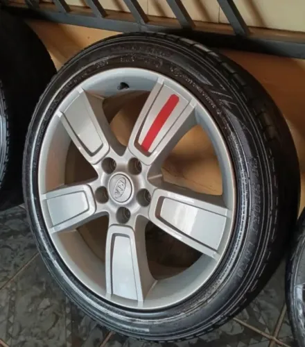 Rodas 18 com pneus 5 furos