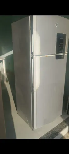 Vendo geladeira, parte de baixo não gela, congelador funciona perfeitamente