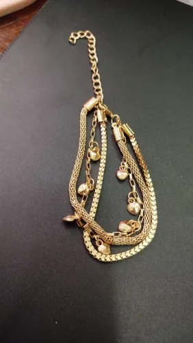 Pulseira dourada com 3 estilos diferentes na mesma pulseira da marca Morana
