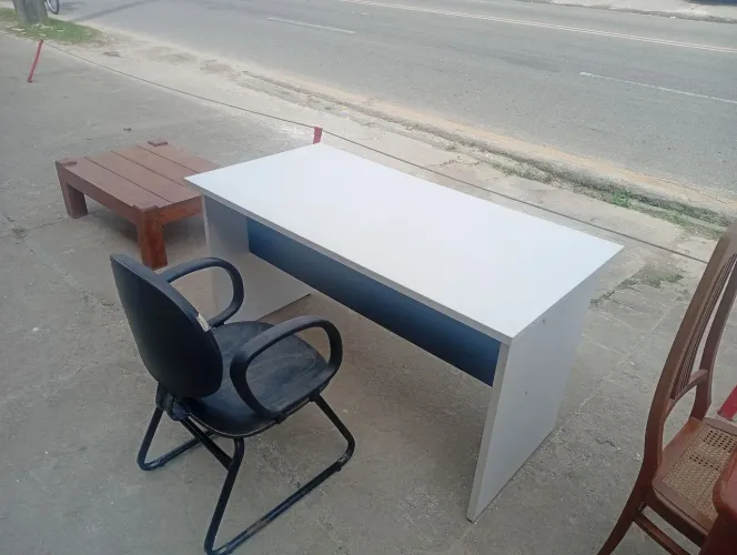 Balcão para escritório com cadeira