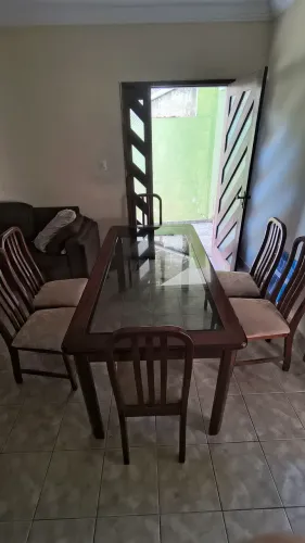 Mesa de madeira com tampo de vidro e 6 cadeiras