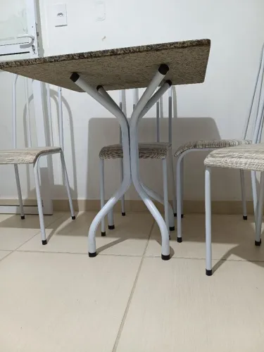 Mesa Tampo de mármore com 4 cadeiras