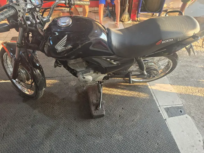 Moto nova com 2 pneus zero painel zero bengalas zero bateria zero caixa de direção trocada