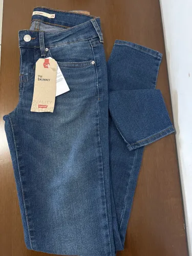 Calça Levis 711 skinny - tam 25