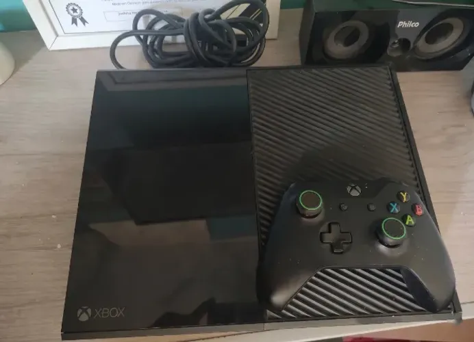 Xbox One 500 GB com controle