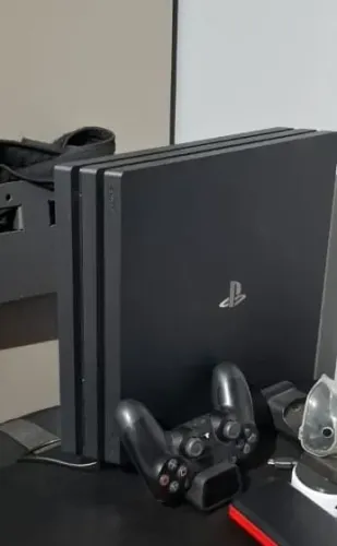 Playstation 4 PRO + 2 controles