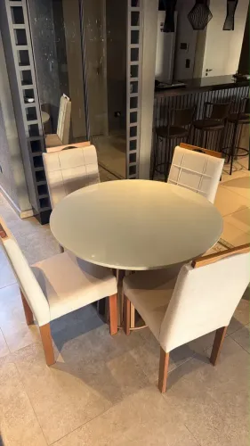 MESA COM 4 CADEIRAS SEMI-NOVAS