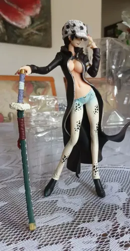 Trafalgar Law (Versão I.R.O) da linha Portrait of Pirates (P.O.P) da MegaHouse,
