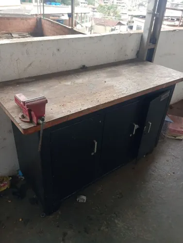 Bancada de ferro com 1 torno N°4