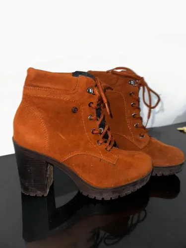 Bota coturno de veludo e bota Vizzano 