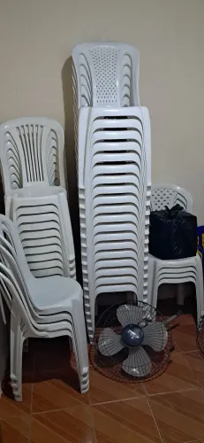 Vende-se 40 cadeiras plástica branca, ótima para igreja etc.