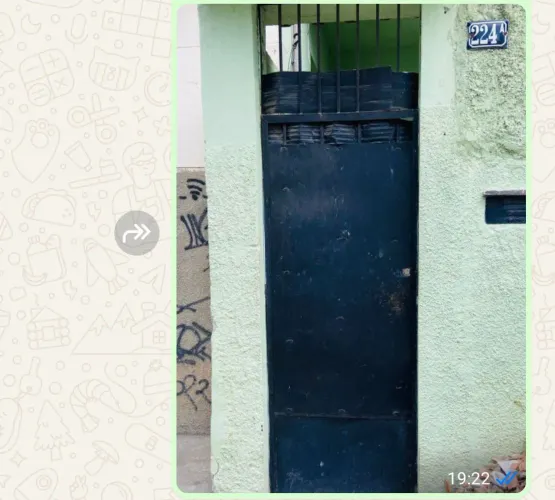 Vendo uma porta de madeira uma porta de ferro com vidro e um portão de ferro r$ 120 cada