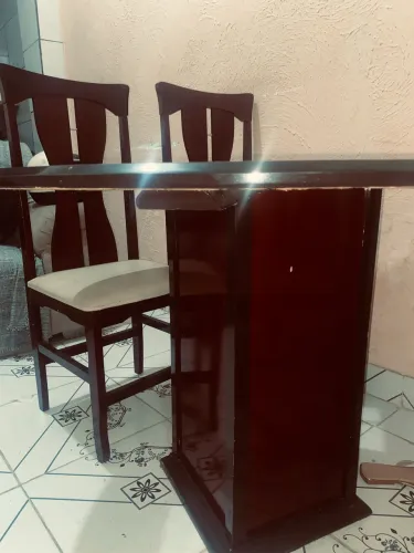 MESA REDONDA DE MADEIRA COM TAMPO DE VIDRO + 2 CADEIRAS