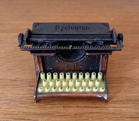 Miniatura apontador em formato de máquina de escrever
