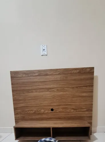 Painel de madeira para TV em tom amadeirado