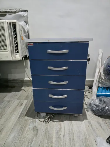 Gaveteiro azul e cinza 5 gavetas