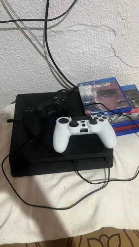 Ps4 slim com dois controles e vários jogos mídia física