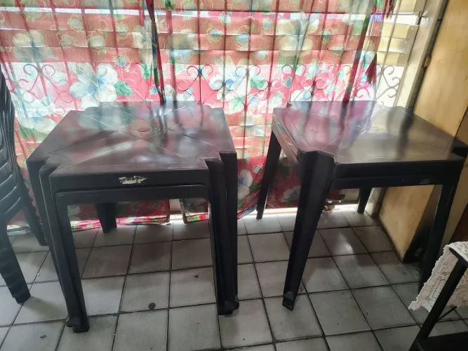 Mesas e cadeiras de plastico