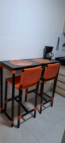 Mesas e cadeiras de luxo, aparador ou mesa de canto com cadeiras de luxo.