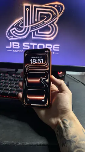 Iphone XR na carcaça do 17 Pro