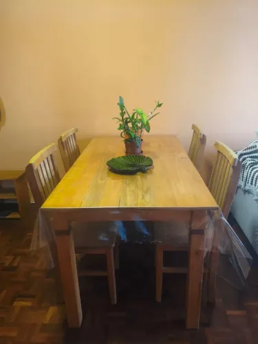 Mesa de jantar de madeira com 4 cadeiras - Usada