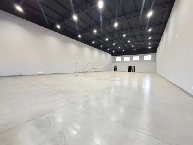 Galpão de 608m² com 03 banheiros para locação - Centro