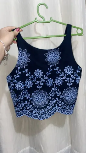 Cropped bordado azul marinho