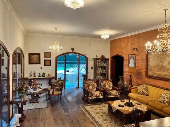 Casa em Condomínio 5 quartos, com móveis antigos e relíquias - Agende sua  visita (12) 9 9
