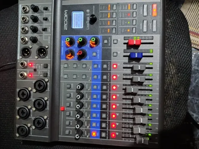 Mesa de Som Zoom Mixer LiveTrak L-8