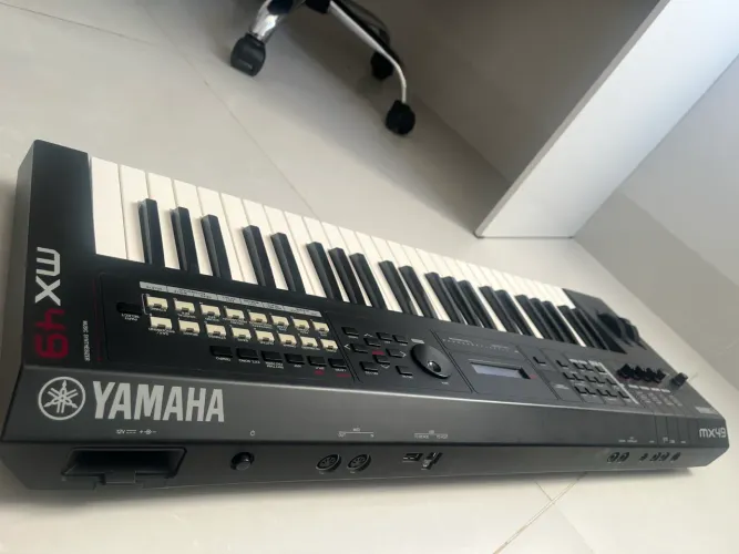 Yamaha MX49 