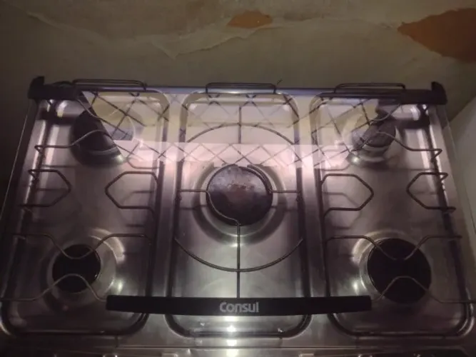 Fogão Consul Facilite 5 Bocas possui acendimento automático, mesa de inox selada