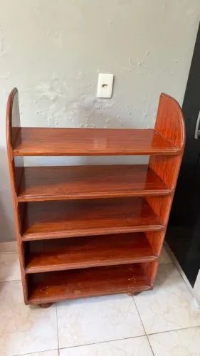 Conjunto com Rack, sapateira e cama de solteiro de madeira