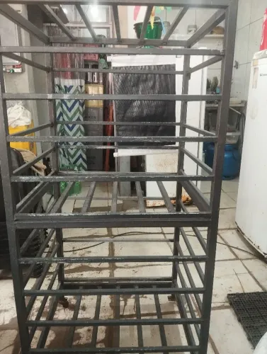 Suporte para armazenar garrafão de água mineral, ou carvão ou côco verde.