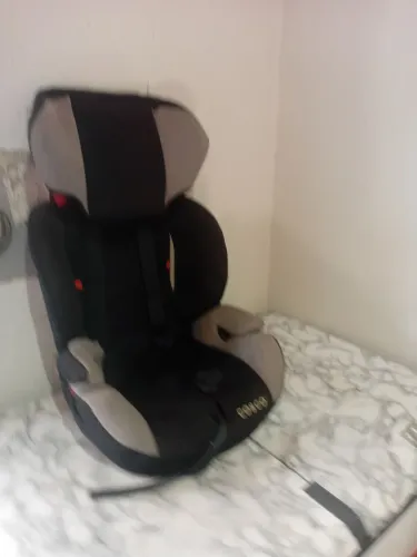 Vende-se uma cadeirinha para transportar crianças em carro