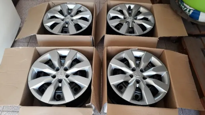 Rodas Aro 16 com calotas e parafusos cromados, original do Corolla ano 16/17.