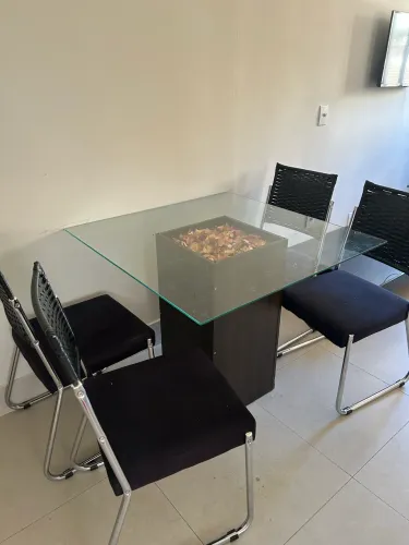 Mesa de vidro com 4 cadeiras 