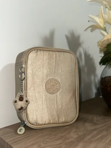 Vendo estojo dourado metálico kipling, usado porém, conservado. Original da marca 