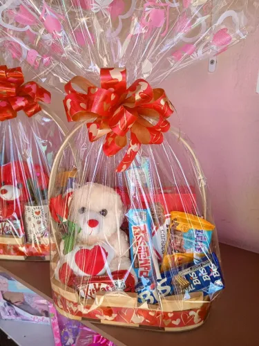 Cestas de chocolates com urso e xícara