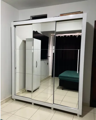 Guarda-Roupa de Casal com Portas de Correr Espelhadas