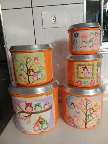 Latas de mantimentos de alumínio.