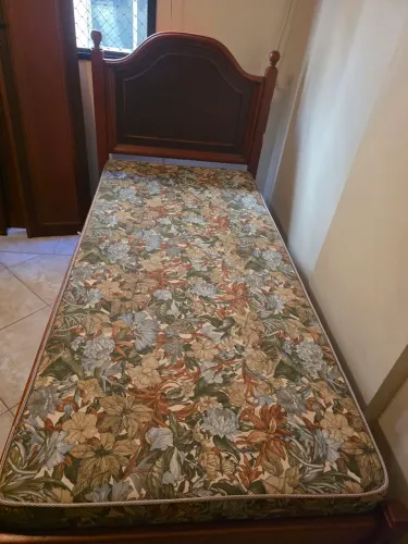 Cama de solteiro de madeira maciça