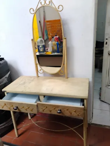 Penteadeira vintage com Cadeira .Tem mais de 40 anos.