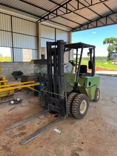 Empilhadeira Clark 3,5 toneladas, diesel, rodado duplo